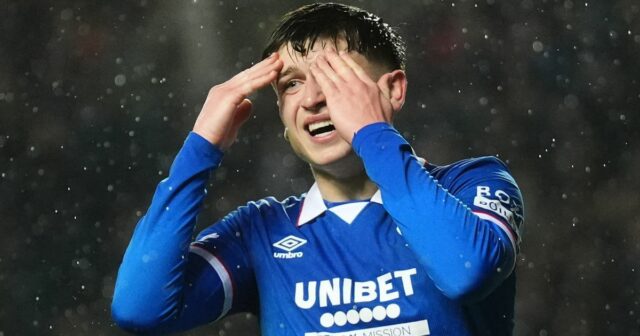 Mikey Moore z Rangers oslavuje druhý gól svojho tímu počas zápasu William Hill Premiership v The Home of the Set Fare Arena.