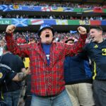 KOLÍN NAD RÝNOM, NEMECKO - 19. JÚNA: Škótski fanúšikovia v kilte oslavujú gól Škótska počas zápasu skupinovej fázy UEFA EURO 2024 medzi Škótskom a Švajčiarskom na kolínskom štadióne 19. júna 2024 v nemeckom Kolíne nad Rýnom. (Foto: Stu Forster/Getty Images)