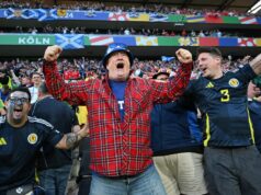 Škótsko ohlásilo mimoriadne sviatky na oslavu prvého zápasu majstrovstiev sveta 2026 KOLÍN NAD RÝNOM, NEMECKO - 19. JÚNA: Škótski fanúšikovia v kilte oslavujú gól Škótska počas zápasu skupinovej fázy UEFA EURO 2024 medzi Škótskom a Švajčiarskom na kolínskom štadióne 19. júna 2024 v nemeckom Kolíne nad Rýnom. (Foto: Stu Forster/Getty Images)