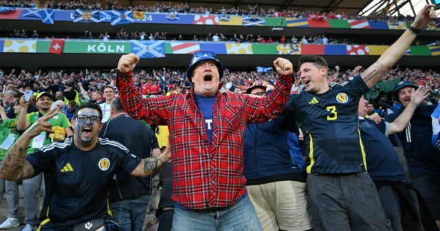 KOLÍN NAD RÝNOM, NEMECKO - 19. JÚNA: Škótski fanúšikovia v kilte oslavujú gól Škótska počas zápasu skupinovej fázy UEFA EURO 2024 medzi Škótskom a Švajčiarskom na kolínskom štadióne 19. júna 2024 v nemeckom Kolíne nad Rýnom. (Foto: Stu Forster/Getty Images)