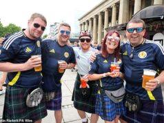 Škótsko presvedčilo FIFA, aby umožnila svojim fanúšikom nosiť na zápasy Svetového pohára sporrany na kilte – po obavách, že sú príliš veľké na to, aby vyhovovali obmedzeniam na tašky! FIFA povolí fanúšikom Škótska nosiť na svetovom šampionáte na kilte športové nohavice