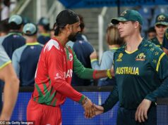 Smutné zábery Steva Smitha, ktoré zhŕňajú šokujúce zlyhanie Austrálie na majstrovstvách sveta v T20 Jatinder Singh z Ománu a Steve Smith si po suverénnom víťazstve Austrálie podávajú ruky