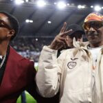 Snoop Dogg pózuje na fotografii v Swansea City