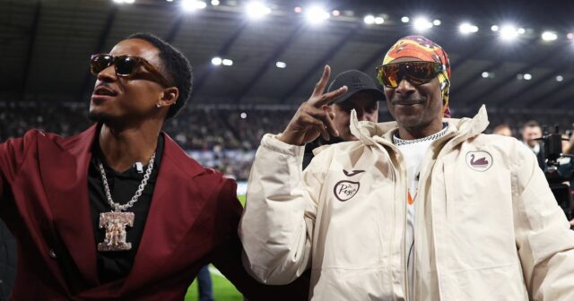 Snoop Dogg pózuje na fotografii v Swansea City