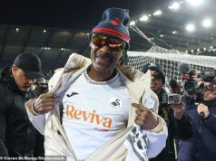 Snoop Dogg rozprúdi večierok v Swansea, keď spolumajiteľ a rapper celebrít po prvý raz sleduje svoju stranu naživo – so šéfom Prestona, ktorý navrhne tunel „voňať trávu“! Snoop Dogg priniesol do Swansea párty atmosféru, keď sa klub zbláznil do rapovej ikony