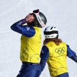 Huw Nightingale a Charlotte Bankes oslavujú zisk historicky prvej zlatej medaily v Británii na snehu