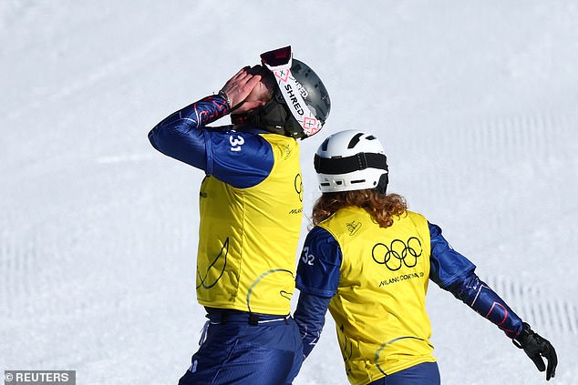 Snowboardisti Charlotte Bankes a Huw Nightingale získali historické ZLATO pre Huw Nightingale a Charlotte Bankes oslavujú zisk historicky prvej zlatej medaily v Británii na snehu