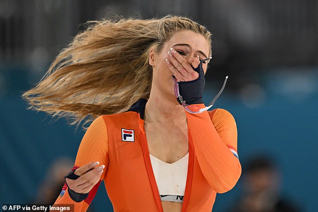 Snúbenica Jakea Paula Jutta Leerdamová „na zimných olympijských hrách zinkasuje Jutta Leerdam predviedla podprsenku Nike po tom, čo minulý týždeň vyhrala zlato na zimných olympijských hrách