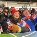 Matta Westona, Alison (vľavo), snúbenica Alex, stred a otec Tom (vpravo), sa nervózne prizerali počas jeho piatkového víťazného behu v disciplíne skeleton mužov.