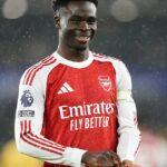 Bukayo Saka podpísal dlaň po tom, čo v stredu večer strelil svoj prvý gól v 15 zápasoch