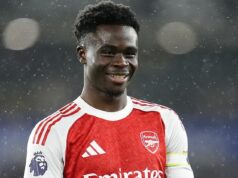 So svojou novou päťročnou zmluvou, špeciálnym putom s klubom, megawattovým úsmevom, motiváciou Anglicka a históriou prekonávania temných časov môže byť Bukayo Saka tým, kto pozdvihne Arsenal z ich temnoty, píše IAN HERBERT Bukayo Saka podpísal dlaň po tom, čo v stredu večer strelil svoj prvý gól v 15 zápasoch