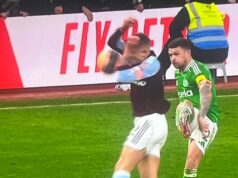 Šokujúca chyba rozhodcu, pri ktorej fanúšikovia Prem vo fraške FA Cupu kritizujú „prečo nie VAR“. Šokujúca chyba rozhodcu, pri ktorej fanúšikovia Prem vo fraške FA Cupu kritizujú „prečo nie VAR“.