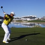 Hideki Matsuyama potreboval vyskočiť zo svojho odpalu v play-off jamky na Phoenix Open po tom, čo ochrankár stojaci pri 18. odpalisku spadol stoličku, keď mal stred švihu.