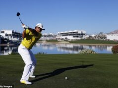 Šokujúci moment Zamestnancovi PGA Tour náhodne spadne stolička počas hráčovho pohybu dozadu… a on prehrá play-off o 1,7 milióna dolárov Hideki Matsuyama potreboval vyskočiť zo svojho odpalu v play-off jamky na Phoenix Open po tom, čo ochrankár stojaci pri 18. odpalisku spadol stoličku, keď mal stred švihu.