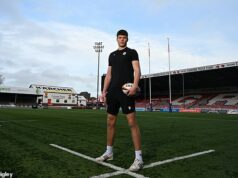 Som synovec Clare Baldingovej 6 stôp a 9 palcov. Chcem vyhrať Majstrovstvá sveta v rugby s Anglickom: JONNO BALEDING o tom, ako bol drzý k zosnulej kráľovnej, keď trénoval svoje kone, a ako slávna teta pomáha jeho kariére v Gloucesteri Jonno Balding, synovec Clare a z dostihovej kráľovskej rodiny, je teraz druhým radom pre Gloucester a Anglicko do 20 rokov