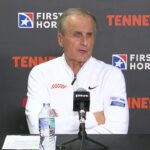 Rick Barnes ohromil novinárov vtipom, že jeho vlastní hráči možno vsádzajú na hry