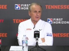 Sotva uveriteľný moment, vysokoškolský basketbalový tréner obviňuje svojich VLASTNÝCH hráčov zo stávkovania… uprostred škandálov s hazardnými hrami v basketbale Rick Barnes ohromil novinárov vtipom, že jeho vlastní hráči možno vsádzajú na hry