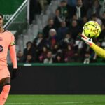 Anglický útočník Barcelony #14 Marcus Rashford sa pokúša skórovať počas futbalového zápasu španielskej ligy medzi Elche CF a FC Barcelona