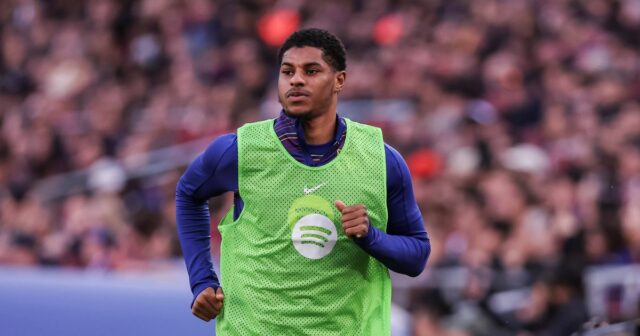 BARCELONA, ŠPANIELSKO – 22. FEBRUÁRA: Marcus Rashford z FC Barcelona sleduje počas španielskej ligy LaLiga EA Sports futbalový zápas medzi FC Barcelona a Levante UD na štadióne Spotify Camp Nou 22. februára 2026 v Barcelone v Španielsku. (Foto: Javier Borrego/Europa Press cez Getty Images)