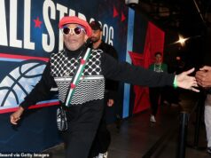 Spike Lee otočí hlavu v zápase hviezd NBA v politicky nabitom oblečení Spike Lee deklaroval svoju podporu Palestíne odvážnym oblečením na Zápase hviezd NBA