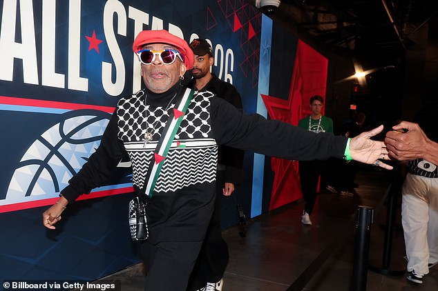 Spike Lee otočí hlavu v zápase hviezd NBA v politicky Spike Lee deklaroval svoju podporu Palestíne odvážnym oblečením na Zápase hviezd NBA