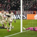 Alphonse Davies z Bayernu Mníchov oslavuje svoj neskorý gól, ktorý spečatil minuloročný odchod Celticu