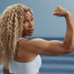 Majitelia Los Angeles Golf Club Alexis Ohanian a Serena Williams sledujú, ako ich tím prehráva s New York Golf Club počas semifinálového zápasu TGL v SoFi Center 17. marca 2025 v Palm Beach Gardens na Floride.© GREG LOVETT/PALM BEACH POST / USA TODAY NETWORK cez Imagn Images.