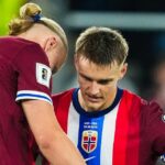 Nórsky stredopoliar č. 10 Martin Odegaard (R) a nórsky útočník č. 09 Erling Braut Haland sa rozprávajú počas futbalového zápasu I. skupiny európskej zóny kvalifikácie MS 2026 medzi Nórskom a Moldavskom 9. septembra 2025 v nórskom Osle. (Foto Fredrik Varfjell / NTB / AFP cez Getty Images) / Nórsko OUT