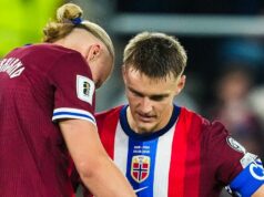 Správy Arsenalu: Martin Odegaard a Erling Haaland „súťažia“ ako hviezda Gunners eye 52 miliónov libier Nórsky stredopoliar č. 10 Martin Odegaard (R) a nórsky útočník č. 09 Erling Braut Haland sa rozprávajú počas futbalového zápasu I. skupiny európskej zóny kvalifikácie MS 2026 medzi Nórskom a Moldavskom 9. septembra 2025 v nórskom Osle. (Foto Fredrik Varfjell / NTB / AFP cez Getty Images) / Nórsko OUT