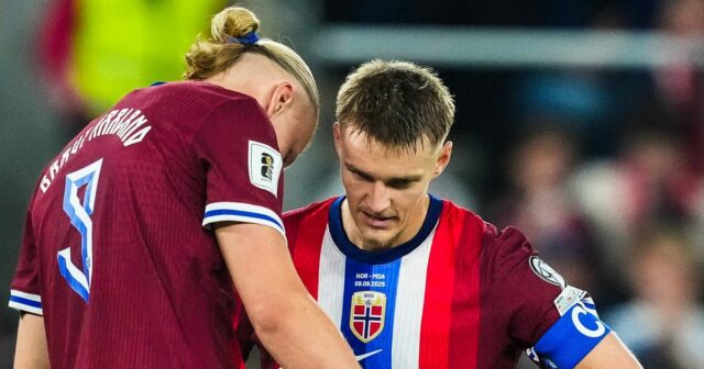 Správy Arsenalu: Martin Odegaard a Erling Haaland „súťažia“ ako hviezda Nórsky stredopoliar č. 10 Martin Odegaard (R) a nórsky útočník č. 09 Erling Braut Haland sa rozprávajú počas futbalového zápasu I. skupiny európskej zóny kvalifikácie MS 2026 medzi Nórskom a Moldavskom 9. septembra 2025 v nórskom Osle. (Foto Fredrik Varfjell / NTB / AFP cez Getty Images) / Nórsko OUT