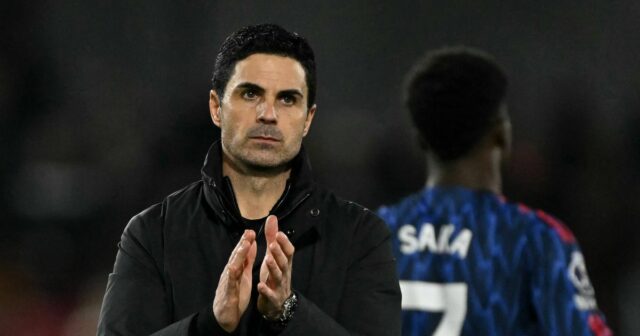 Správy Arsenalu: Mikel Arteta odhaľuje plán budúcnosti Bukayo Saka, keď Španielsky manažér Arsenalu Mikel Arteta tlieska fanúšikom po zápase anglickej Premier League medzi Brentfordom a Arsenalom na Gtech Community Stadium v Londýne 12. februára 2026. (Foto: Glyn KIRK / AFP cez Getty Images) / POUŽÍVANIE OBMEDZENÉ NA REDAKCIU. Nepoužívať s nepovolenými audio, video, dátami, súpiskami zápasov, klubovými/ligovými logami alebo „živými“ službami. Online použitie v zápase je obmedzené na 120 obrázkov. Ďalších 40 obrázkov môže byť použitých v predĺžení. Žiadna emulácia videa. Používanie sociálnych médií počas zápasu je obmedzené na 120 obrázkov. Ďalších 40 obrázkov môže byť použitých v predĺžení. Nepoužíva sa v publikáciách o stávkach, hrách alebo publikáciách o jednotlivých kluboch/ligách/hráčoch. /