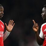 Bukayo Saka si vyťahuje rukáv