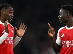 Správy Arsenalu: Šatňa Bukayo Saka poznamenáva, keď Eberechi Eze priznáva, že to nie je ľahké Bukayo Saka si vyťahuje rukáv