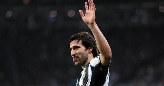 Sandro Tonali z Newcastle United FC (8) príde na zápas Premier League medzi Newcastle United FC a Tottenham Hotspur FC v St James' Park 01. septembra 2024 v Newcastle upon Tyne v Anglicku.