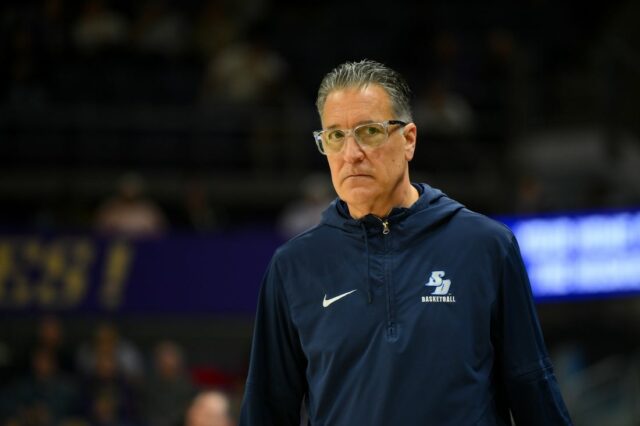 Správy: San Diego prepúšťa Steva Lavina po viac ako 3 Basketbal NCAA: San Diego vo Washingtone