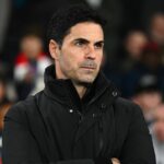 LONDÝN, ANGLICKO - 28. JANUÁRA: Mikel Arteta, manažér Arsenalu, sleduje pred fázou MD8 zápasu Ligy majstrov UEFA 2025/26 medzi Arsenal FC a FC Kairat Almaty na Arsenal Stadium 28. januára 2026 v Londýne v Anglicku. (Foto: Clive Mason/Getty Images)