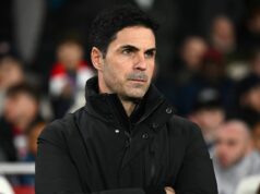 Správy o prestupe Arsenalu: Hviezda bude odhalená, pretože Gunners plánuje prestup za 87 miliónov libier a vylúčenie odchodu LONDÝN, ANGLICKO - 28. JANUÁRA: Mikel Arteta, manažér Arsenalu, sleduje pred fázou MD8 zápasu Ligy majstrov UEFA 2025/26 medzi Arsenal FC a FC Kairat Almaty na Arsenal Stadium 28. januára 2026 v Londýne v Anglicku. (Foto: Clive Mason/Getty Images)