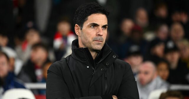 Správy o prestupe Arsenalu: Hviezda bude odhalená, pretože Gunners plánuje LONDÝN, ANGLICKO - 28. JANUÁRA: Mikel Arteta, manažér Arsenalu, sleduje pred fázou MD8 zápasu Ligy majstrov UEFA 2025/26 medzi Arsenal FC a FC Kairat Almaty na Arsenal Stadium 28. januára 2026 v Londýne v Anglicku. (Foto: Clive Mason/Getty Images)