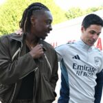 Eberechiho Eze víta manažér Arsenalu Mikel Arteta predtým, ako podpíše zmluvu s Arsenalom v Sobha Realty Training Center 23. augusta 2025 v London Colney v Anglicku.