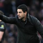 Lewis Miley z Newcastlu (vpravo) hrá proti Warrenovi Zaire-Emerymu z Paríža Saint-Germain (vpravo) počas fázy MD8 zápasu Ligy majstrov UEFA 2025/26 medzi Paris Saint-Germain a Newcastle United FC v Parc des Princes 28. januára 2026 v Paríži vo Francúzsku.