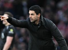 Správy z Arsenalu: Mikel Arteta chce zopakovať prestupový trik vo výške 35 miliónov libier, keďže hviezda vynechá päť zápasov Lewis Miley z Newcastlu (vpravo) hrá proti Warrenovi Zaire-Emerymu z Paríža Saint-Germain (vpravo) počas fázy MD8 zápasu Ligy majstrov UEFA 2025/26 medzi Paris Saint-Germain a Newcastle United FC v Parc des Princes 28. januára 2026 v Paríži vo Francúzsku.