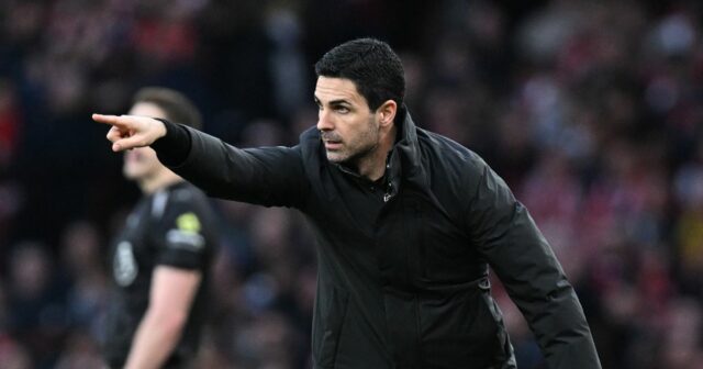 Lewis Miley z Newcastlu (vpravo) hrá proti Warrenovi Zaire-Emerymu z Paríža Saint-Germain (vpravo) počas fázy MD8 zápasu Ligy majstrov UEFA 2025/26 medzi Paris Saint-Germain a Newcastle United FC v Parc des Princes 28. januára 2026 v Paríži vo Francúzsku. 