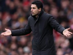 Správy z Arsenalu: Mikel Arteta dostal varovanie, ako sa vyjadril koncern Myles Lewis-Skelly Mikel Arteta, manažér Arsenalu, reaguje počas zápasu Premier League medzi Arsenalom a Sunderlandom na Emirates Stadium 7. februára 2026 v Londýne v Anglicku.