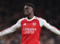 Správy z Arsenalu: Mikel Arteta varoval, kto by mohol zničiť titul, pretože Carragher núti kopať Saka Bukayo Saka z Arsenalu oslavuje po tom, čo strelil druhý gól svojho tímu počas zápasu štvrtého kola Carabao Cupu medzi Arsenalom a Brighton & Hove Albion na Emirates Stadium 29. októbra 2025 v Londýne v Anglicku.