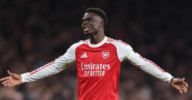 Bukayo Saka z Arsenalu oslavuje po tom, čo strelil druhý gól svojho tímu počas zápasu štvrtého kola Carabao Cupu medzi Arsenalom a Brighton & Hove Albion na Emirates Stadium 29. októbra 2025 v Londýne v Anglicku. 