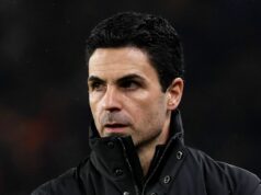 Správy z Arsenalu: Otvárajú sa rozhovory o prestupe so superhviezdou 70 miliónov libier, ako cieľ priznáva sen Gunners WOLVERHAMPTON, ANGLICKO - 18. FEBRUÁRA: Mikel Arteta, manažér Arsenalu, sleduje pred zápasom Premier League medzi Wolverhampton Wanderers a Arsenalom v Molineux 18. februára 2026 v anglickom Wolverhamptone. (Foto: Michael Regan/Getty Images)