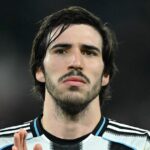 PARÍŽ, FRANCÚZSKO - 28. JANUÁRA: Sandro Tonali z Newcastlu tlieska svojim fanúšikom po zápase 8. fázy Ligy majstrov UEFA medzi Parížom Saint-Germain a Newcastlom v Parc des Princes 28. januára 2026 v Paríži vo Francúzsku. (Foto: Mustafa Yala§Ä±n/Anadolu cez Getty Images)