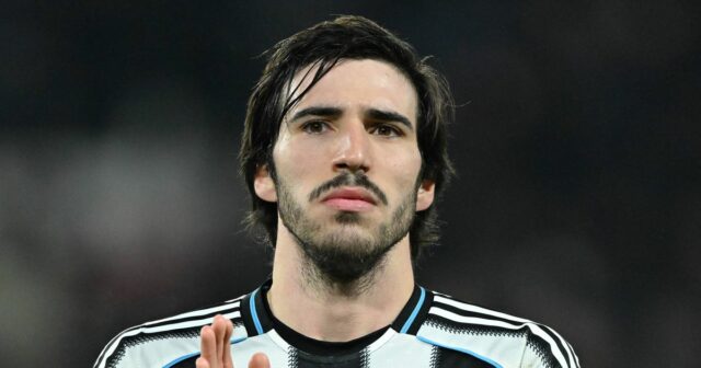 PARÍŽ, FRANCÚZSKO - 28. JANUÁRA: Sandro Tonali z Newcastlu tlieska svojim fanúšikom po zápase 8. fázy Ligy majstrov UEFA medzi Parížom Saint-Germain a Newcastlom v Parc des Princes 28. januára 2026 v Paríži vo Francúzsku. (Foto: Mustafa Yala§Ä±n/Anadolu cez Getty Images)