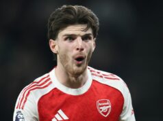 Správy z Arsenalu: Správanie Declana Ricea sa nazývalo, že Man City „môže čeliť 60-bodovému odpočtu“ Declan Rice z Arsenalu počas zápasu Premier League medzi Tottenhamom Hotspur a Arsenalom na štadióne Tottenham Hotspur 22. februára 2026 v Londýne v Spojenom kráľovstve.