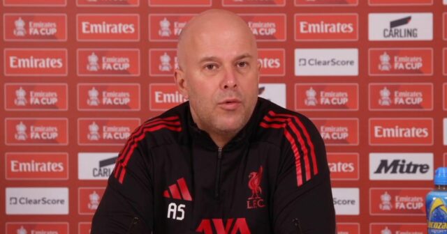 Manažér Liverpoolu Arne Slot má na mysli prestupy